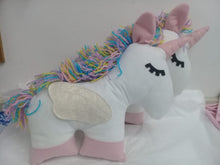 Cargar imagen en el visor de la galería, Unicornio muñeco peluche
