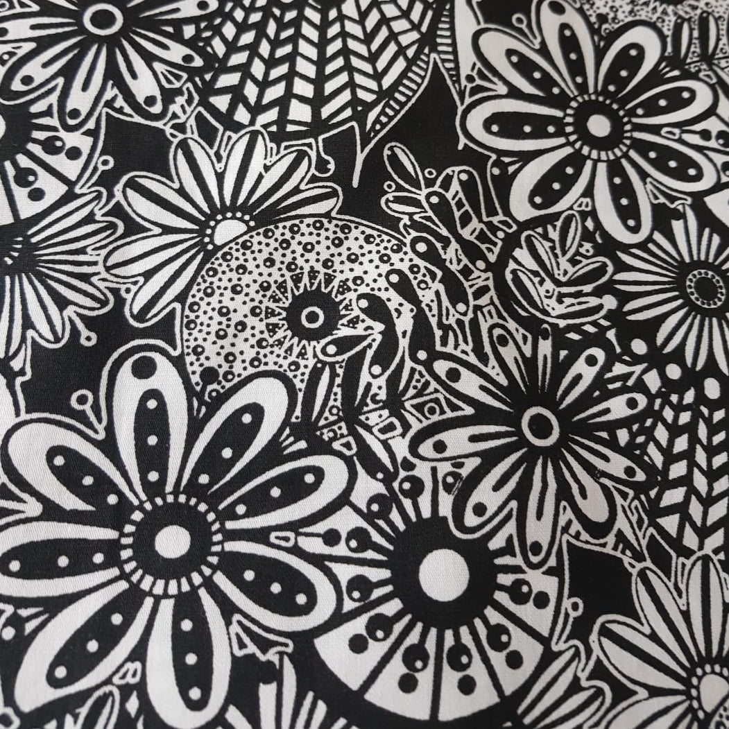 Floreada flores grandes blanco y negro