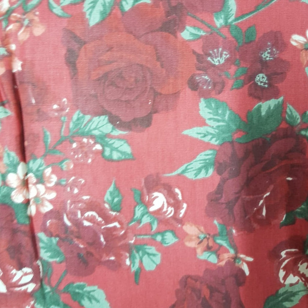Floreada rosas rojas fondo rojo