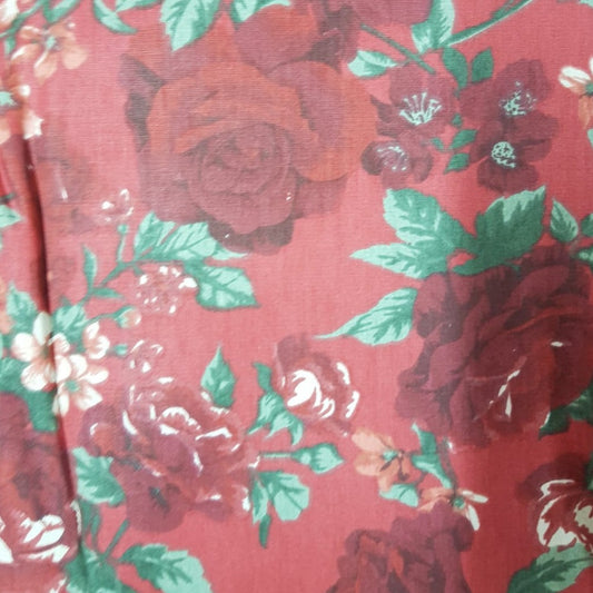 Floreada rosas rojas fondo rojo