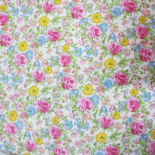 Floreada rositas rosadas y flores amarillas