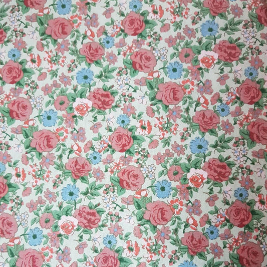 Floreada rositas salmón y flores celestes