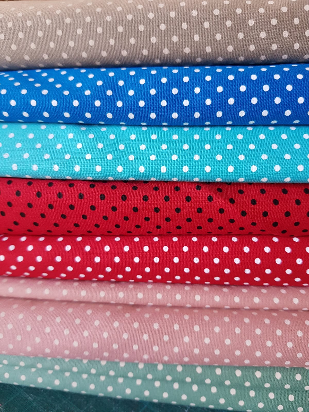 Motas blancas sobre azul cielo