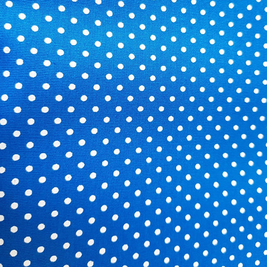Motas blancas sobre azul cielo