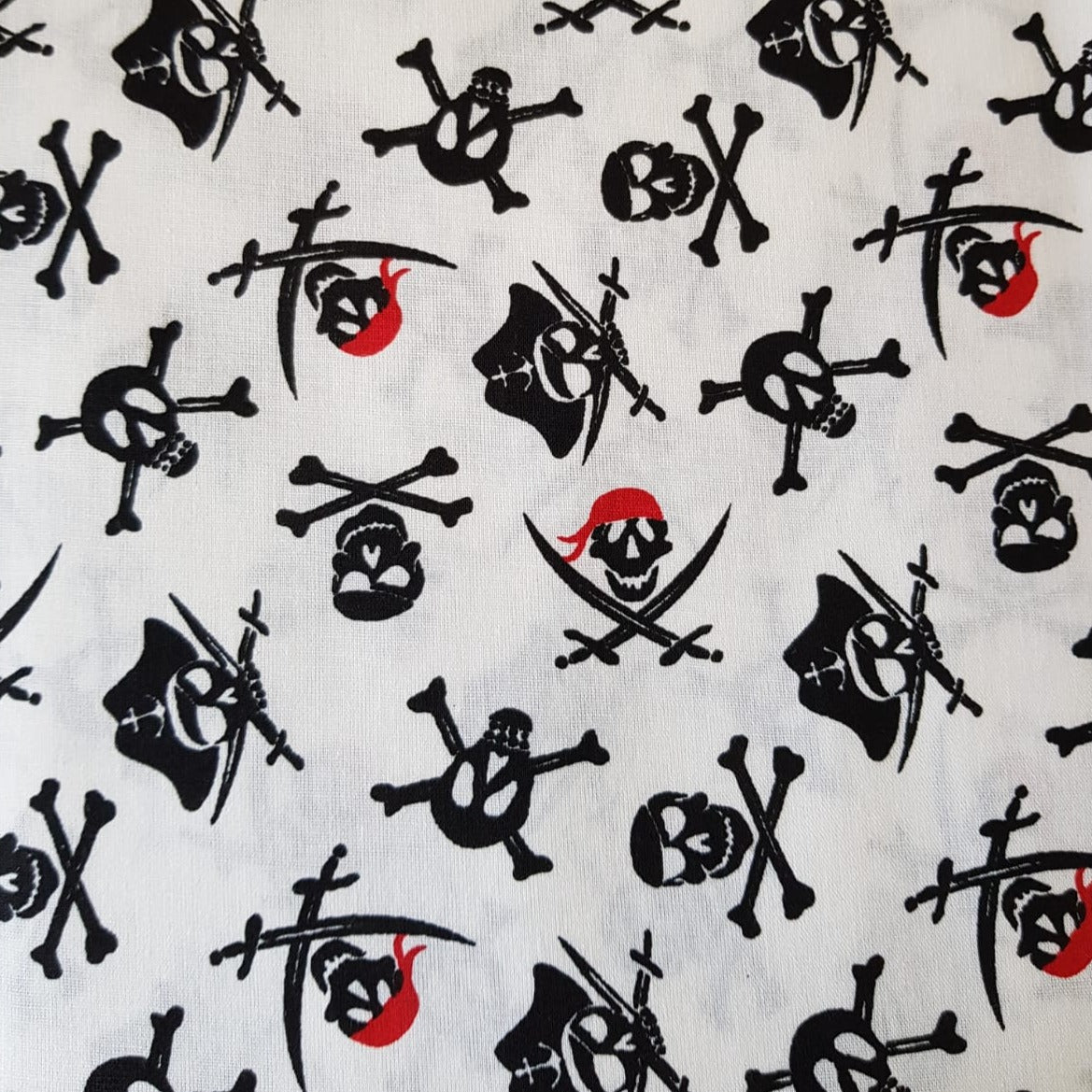 Calaveras piratas negras fondo blanco