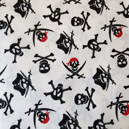 Calaveras piratas negras fondo blanco