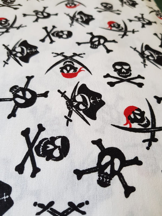 Calaveras piratas negras fondo blanco