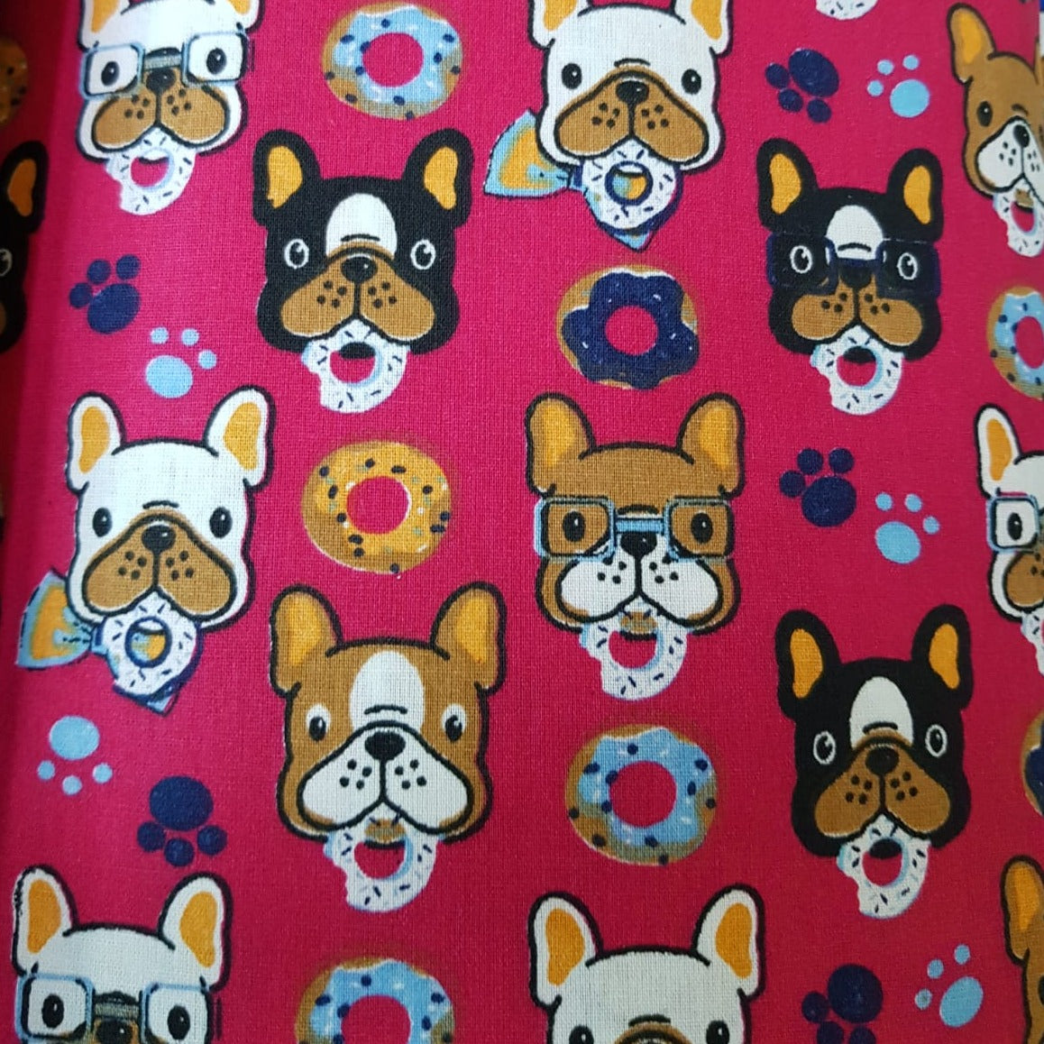 Perros frenchies fondo rojo
