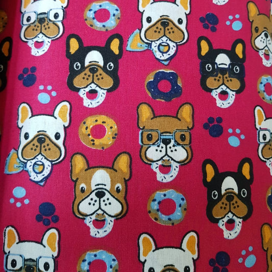 Perros frenchies fondo rojo