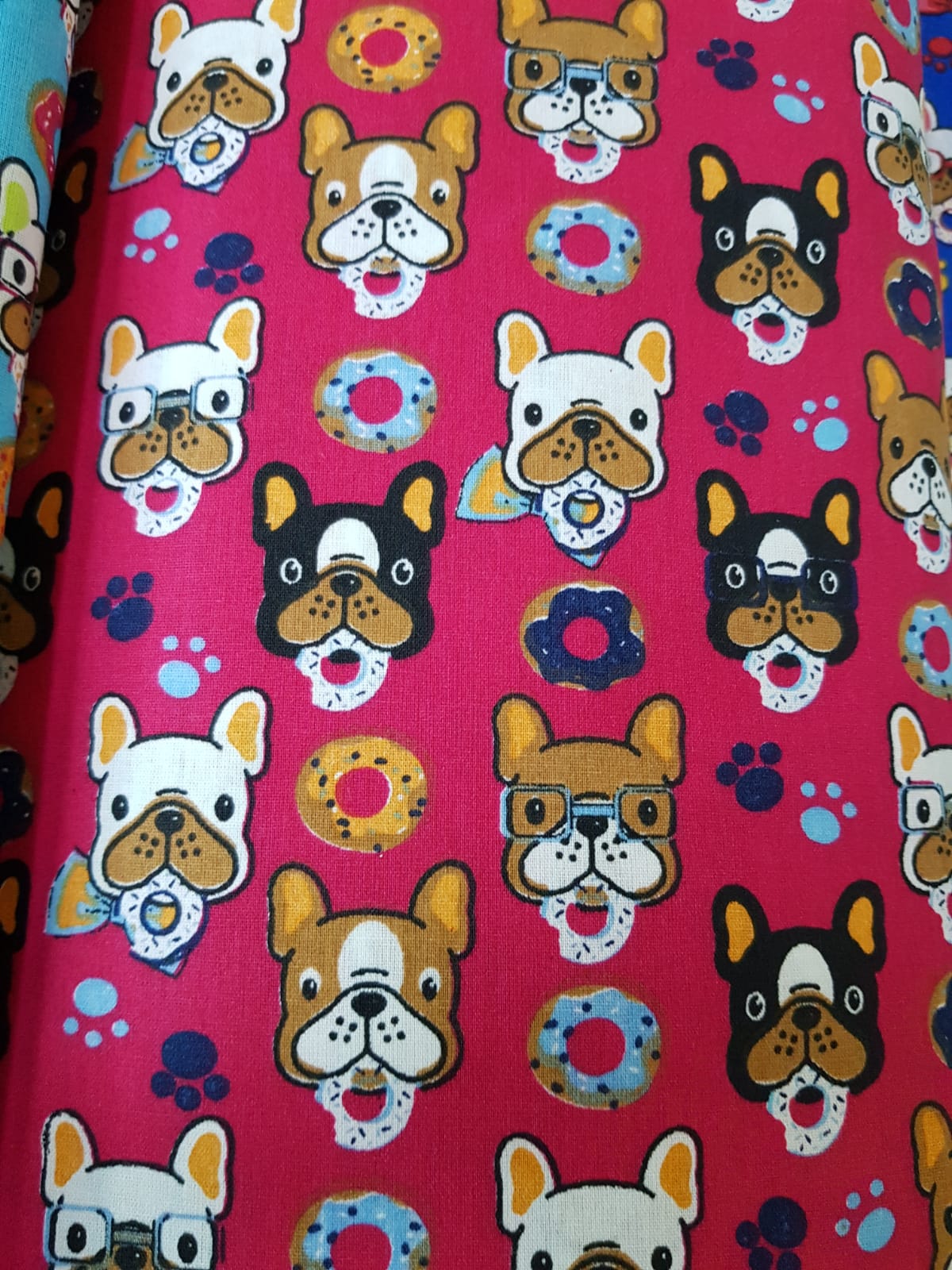 Perros frenchies fondo rojo