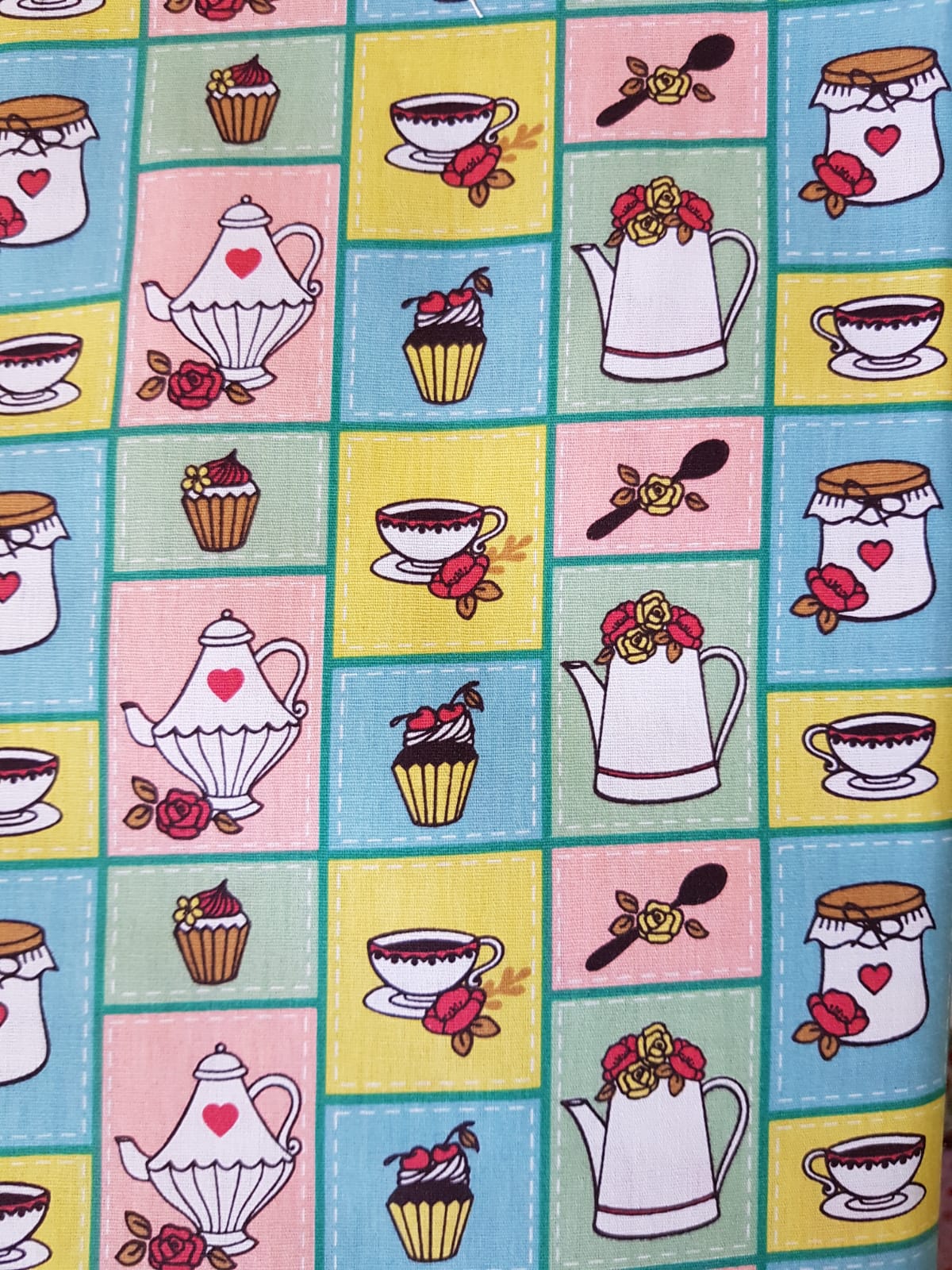 Dulces, tetera y cafe en cuadros