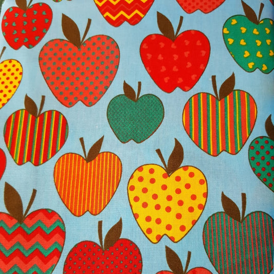 Frutas manzanas fondo turquesa