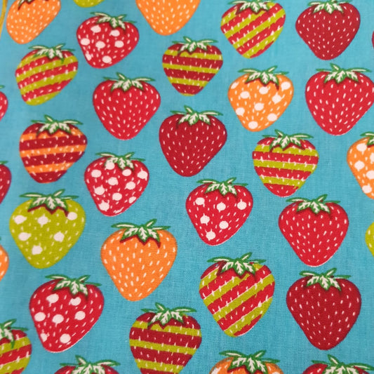 Frutas frutillas fondo turquesa