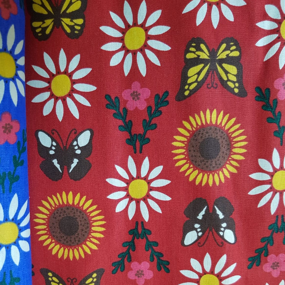 Mariposas y girasoles fondo rojo