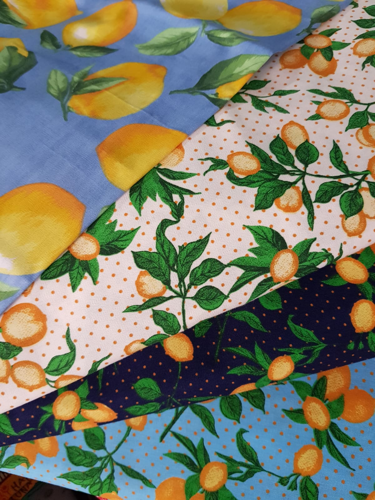 Frutales limones fondo blanco