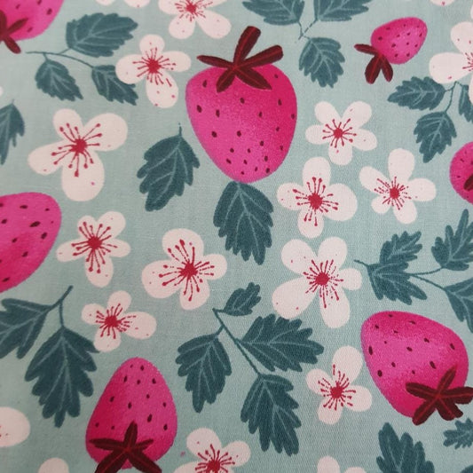 Frutillas fuxia sobre verde
