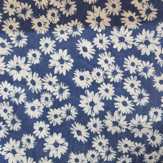 Flores blancas sobre azul