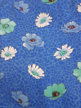 Cargar imagen en el visor de la galería, Floreada florcitas verde agua sobre fondo celeste (corte minimo 20cm)
