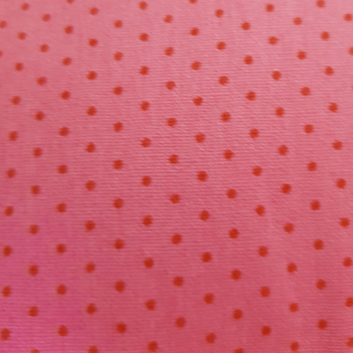 Motas pink sobre fondo rosa