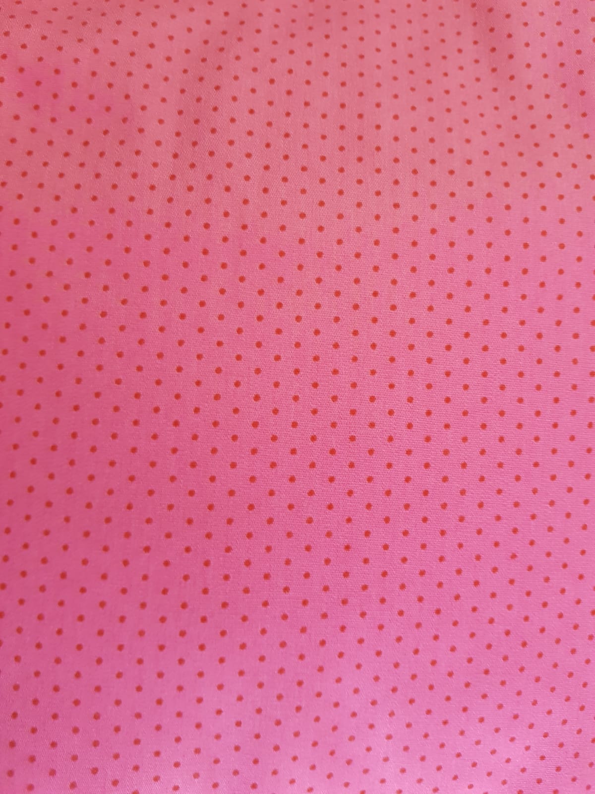 Motas pink sobre fondo rosa