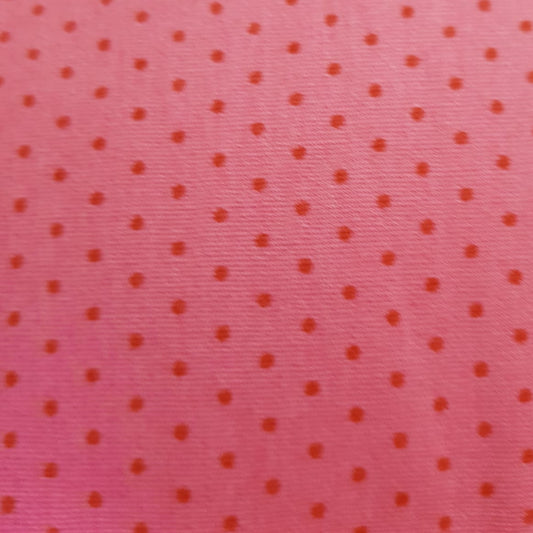 Motas pink sobre fondo rosa