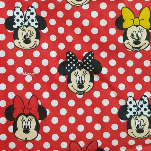 Minnie Mouse, fondo rojo motas grandes