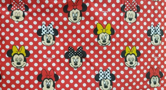 Minnie Mouse, fondo rojo motas grandes