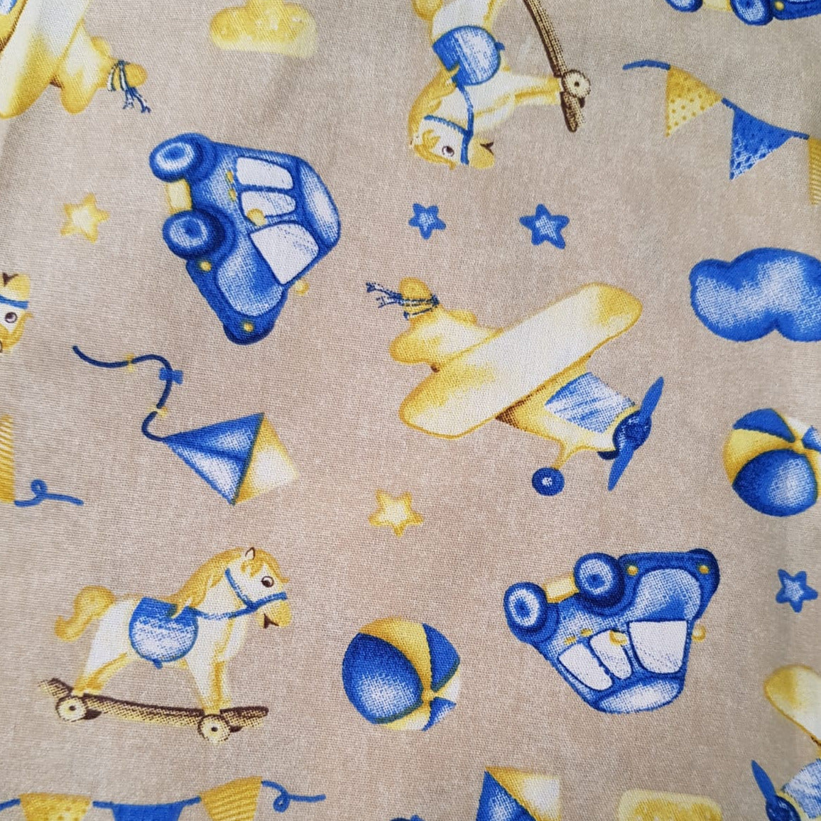 Avioncito juguetes, fondo beige- Infantil