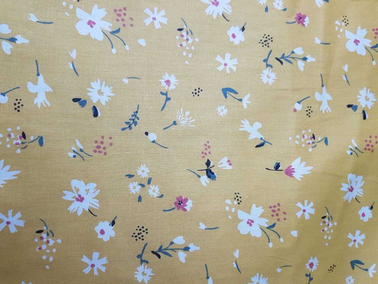 Floreada sobre amarillo