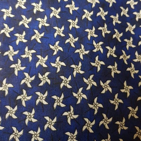 Molinos de papel sobre azul