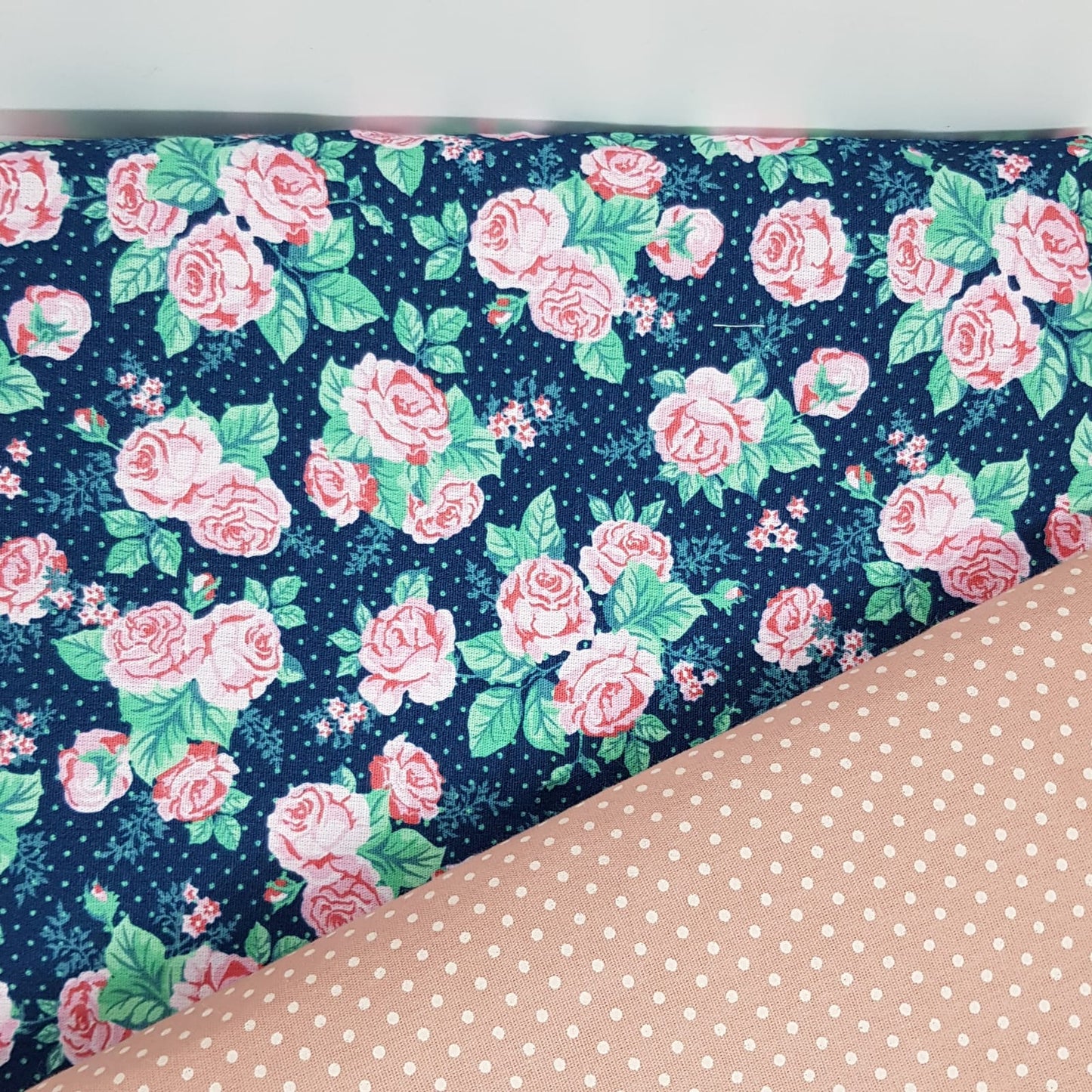 Rosas fondo azul