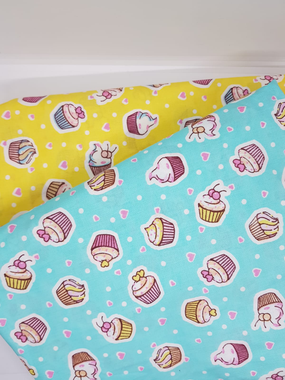 Cupcakes fondo amarillo