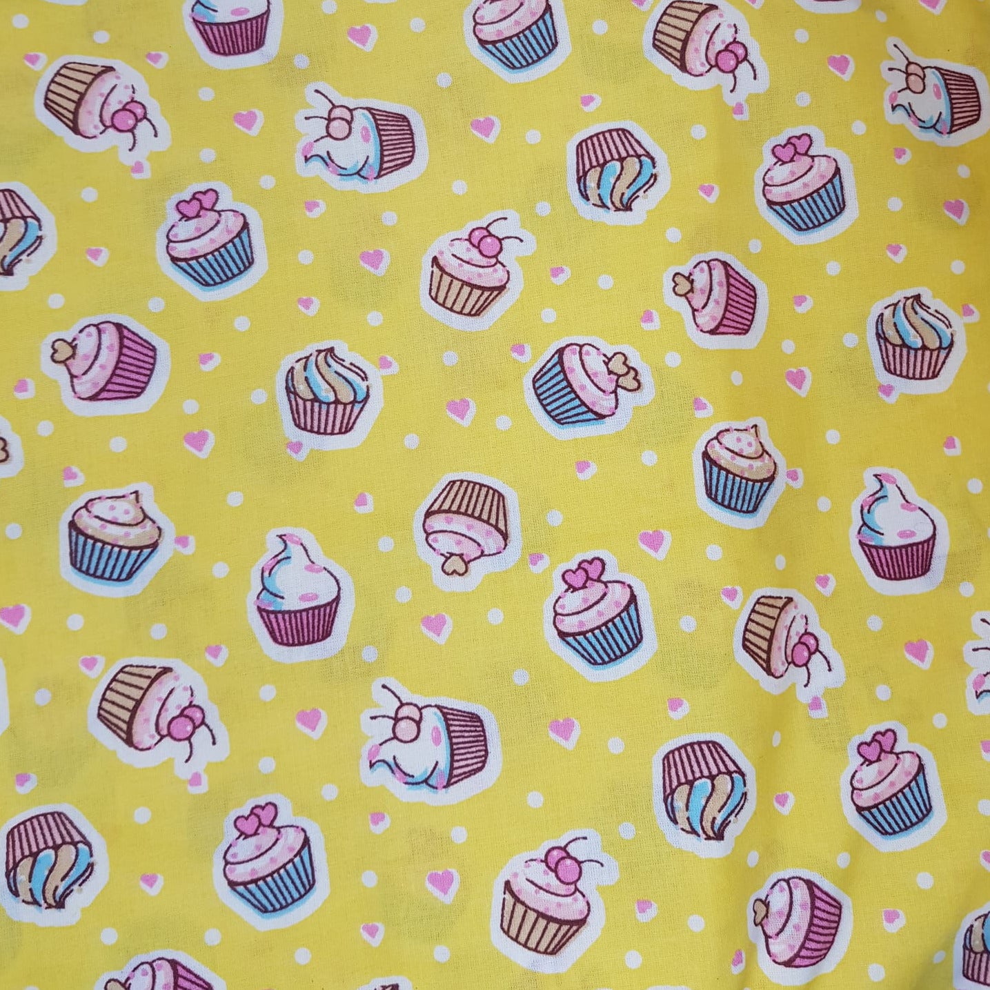 Cupcakes fondo amarillo