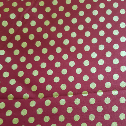 Motas doradas fondo rojo