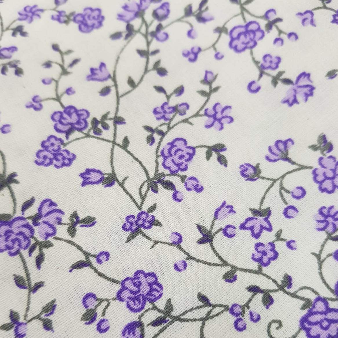 Floreadas florcitas lilas fondo blanco