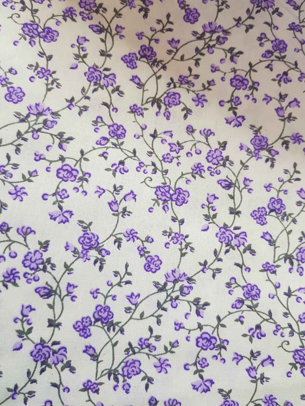 Floreadas florcitas lilas fondo blanco