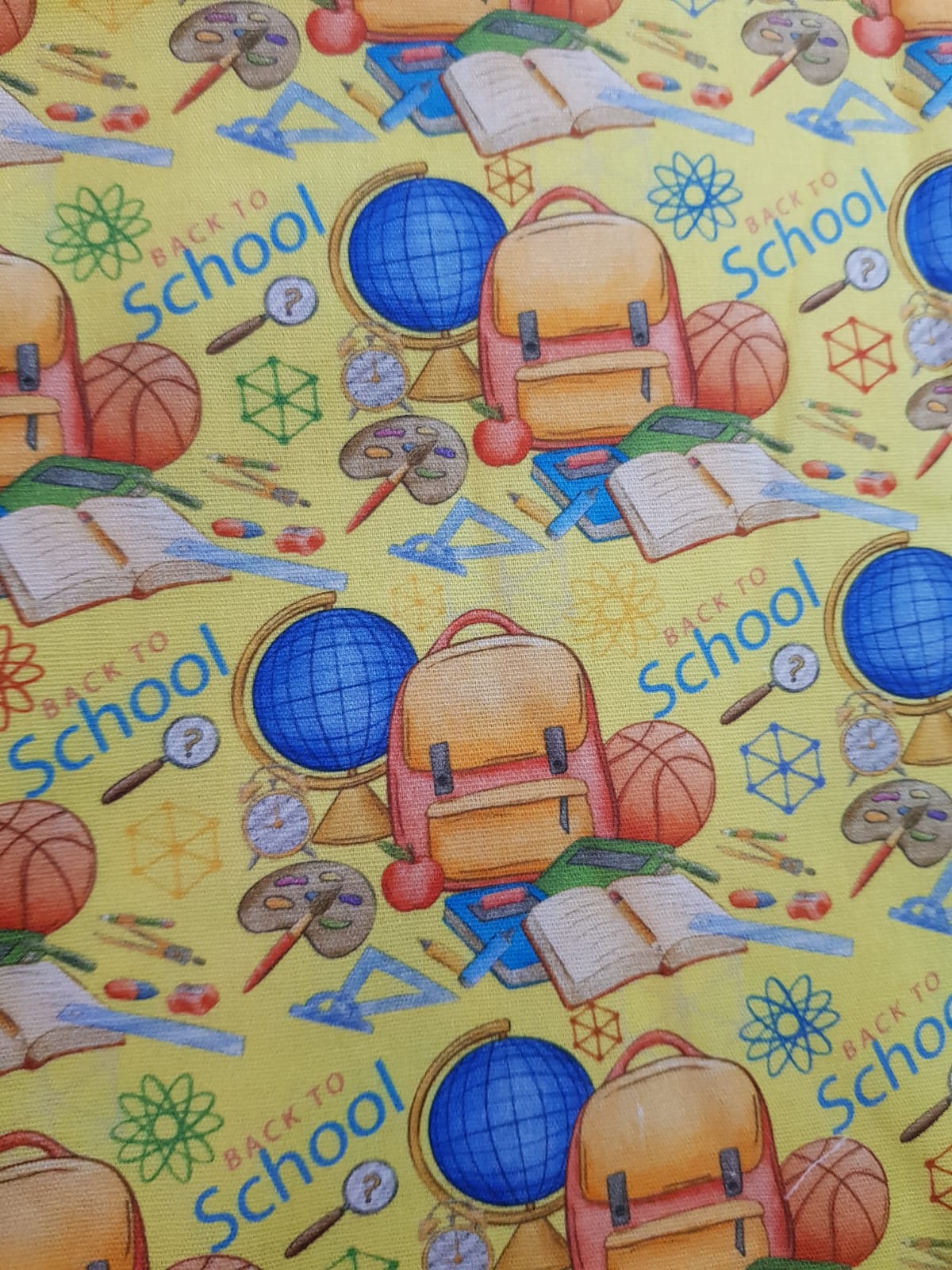 Mochilas sobre fondo amarillo