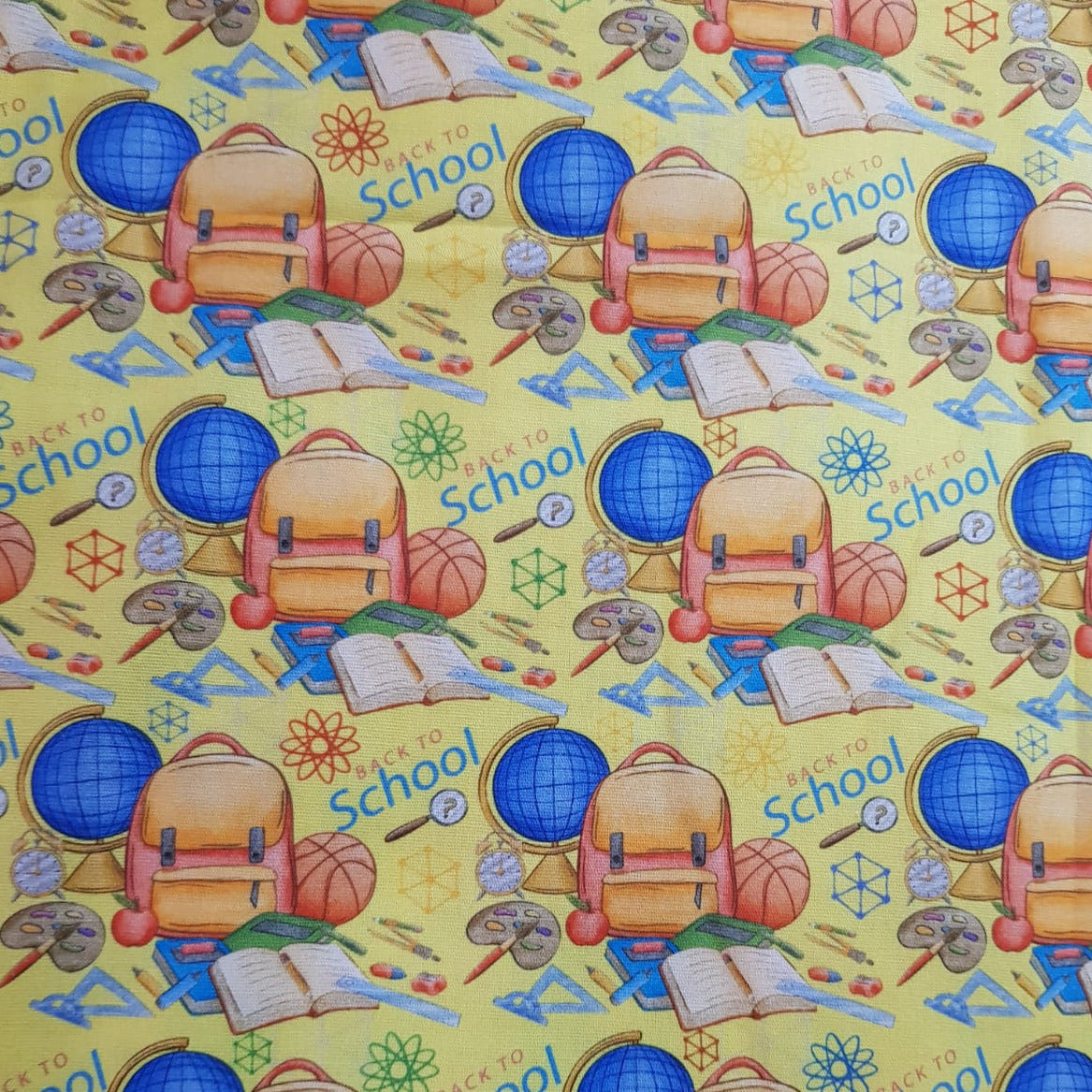 Mochilas sobre fondo amarillo