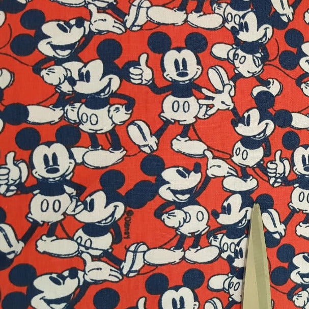 Mickey Mouse, fondo rojo (corte minimo 20cm)