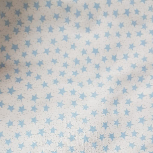Estrellas celestes sobre fondo blanco - infantil