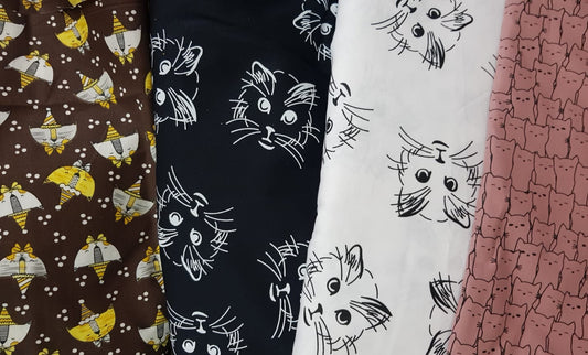 Gatos, fondo rosa viejo