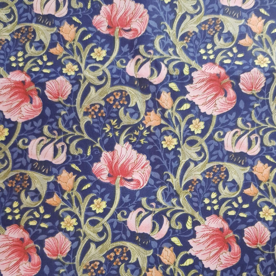 Flores rosa con pistilo largo sobre azul