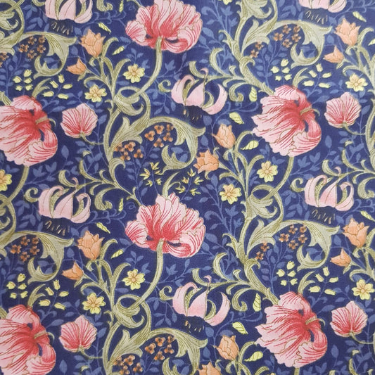 Flores rosa con pistilo largo sobre azul