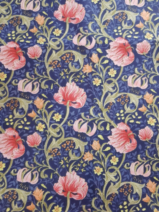Flores rosa con pistilo largo sobre azul