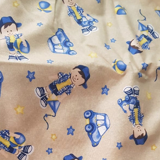 Nenito con autitos fondo beige - infantil