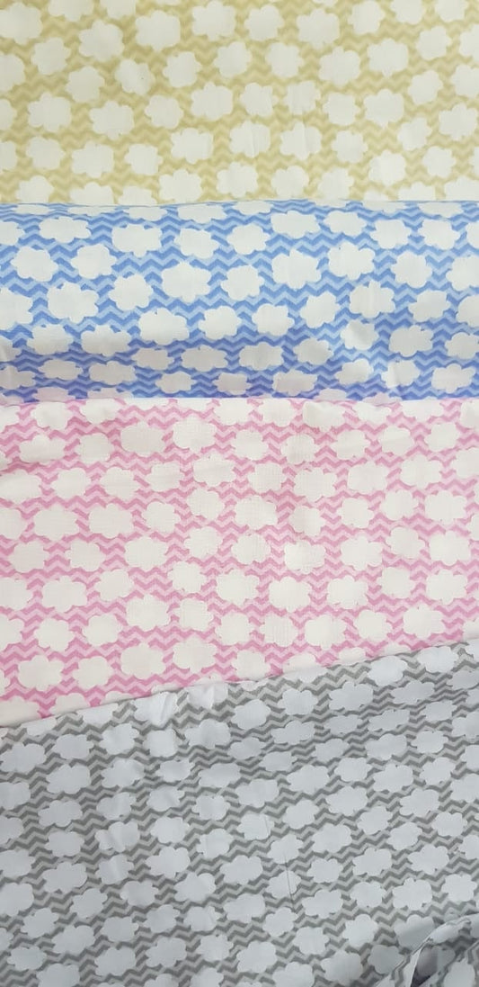 Nubes, fondo beige zigzag