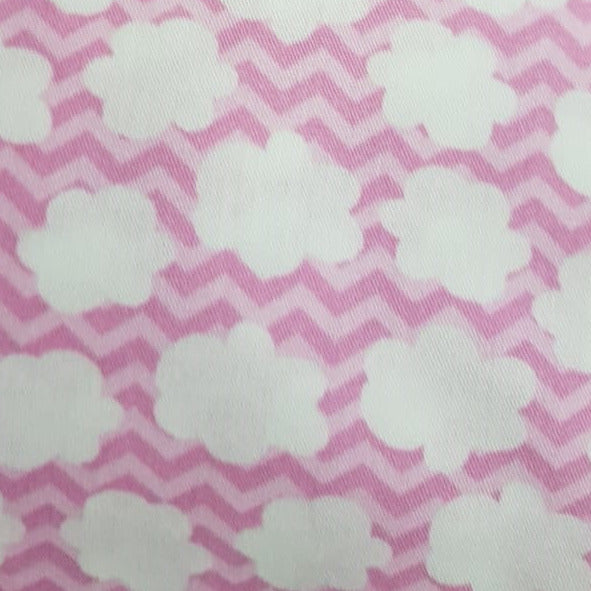 Nubes, fondo rosa zigzag